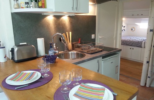 Le Suquet Apartment | Cozy studio Cannes center, "Le Suquet", air conditioning, secure parking nearby!