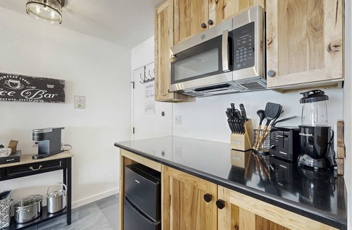 Truckee Apartment | Cozy studio condo with kitchenette, deck, WiFi, & nearby activities
