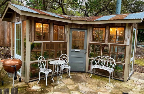 Grey Forest Cottage | Cozy Studio Cottage - Near Floores Country Store, SeaWorld and Fiesta Texas
