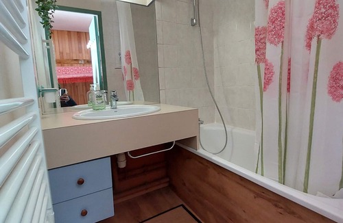 Mont-de-Lans Apartment | Cozy studio for 4, ski-in/ski-out, Village 1800
