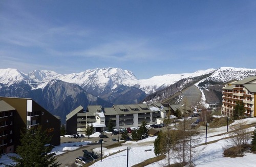 Eclose-Est Apartment | Cozy Studio for 4 in Alpe d'Huez, Close to Slopes & Shops, Balcony, Pets Welcome