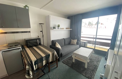 Arette Apartment | Cozy studio for 4 with balcony and Wi-Fi, direct access to slopes