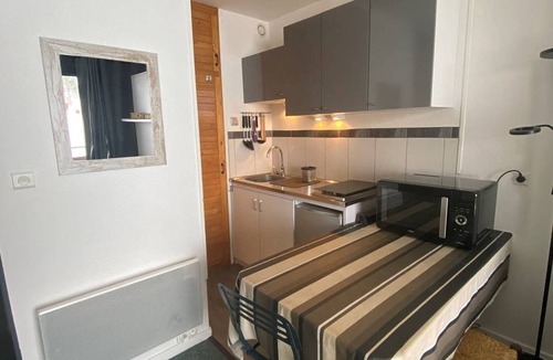 Arette Apartment | Cozy studio for 4 with balcony and Wi-Fi, direct access to slopes