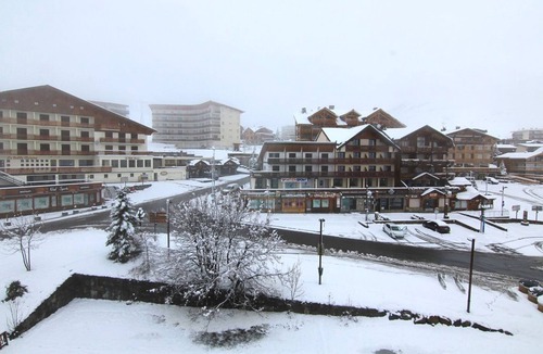 Jeux Apartment | Cozy Studio for 4 with Ski-In/Ski-Out Access, in Heart of L'Alpe d'Huez