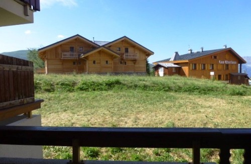 Bergers Apartment | Cozy Studio for 5 with Mountain Views, Close to Ski Slopes and Shops - Pet-Friendly, Balcony, Ski Storage