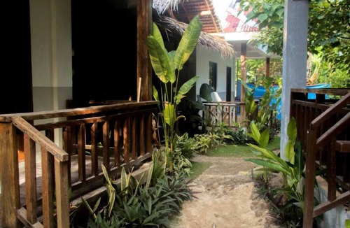 Catangnan House | Cozy studio for group of friends or family in General Luna with WiFi and AC