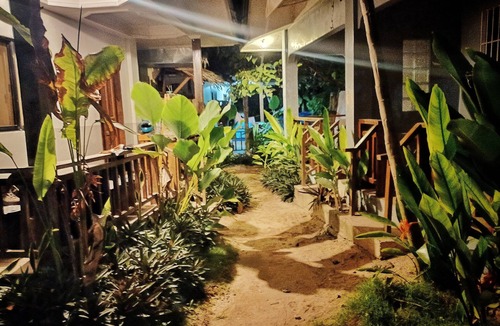 Catangnan House | Cozy studio for group of friends or family in General Luna with WiFi and AC