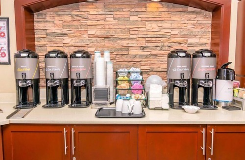 Aldine Apartment | Cozy Studio | Free Breakfast + Outdoor Pool