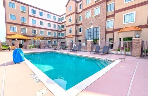 Aldine Apartment | Cozy Studio | Free Breakfast + Outdoor Pool