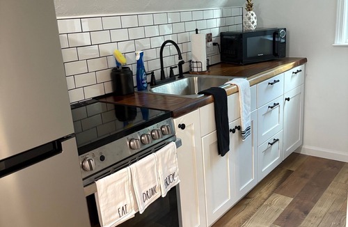 Bradfordville Apartment | Cozy studio in charming NE Tallahassee. 10 miles to the Capital and FSU stadium.