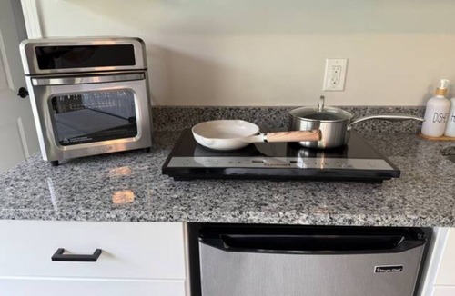 Bartlett Apartment | Cozy studio in delightful Bartlett with AC, WiFi, fitness room