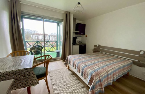 Cambo-les-Bains Apartment | Cozy studio in Cambo, pets welcome, Wi-Fi, parking