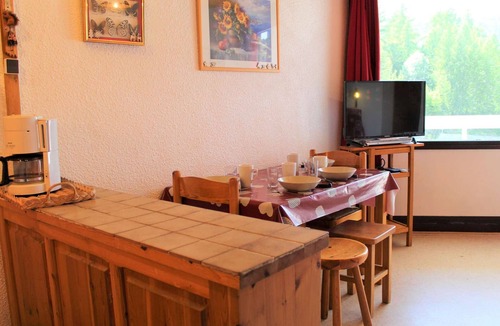Les Claux Apartment | Cozy studio in Vars with balcony, near slopes and shops, parking included