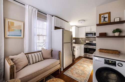 Harleston Village House | Cozy Studio - Just off Broad St - Downtown!