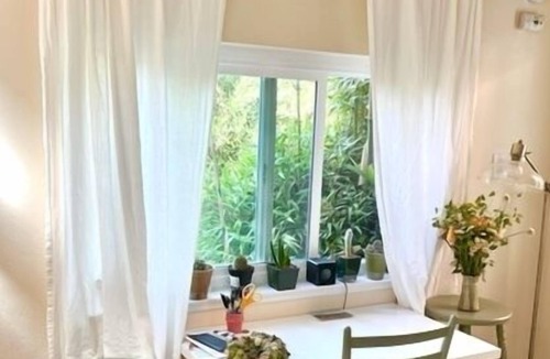 Freestone Cottage | Cozy Studio Loft, Cute Serene Space in the Woods!