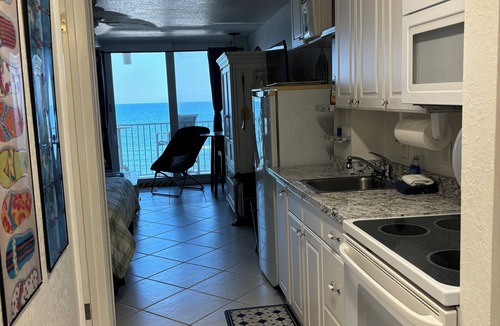Lenox Park Apartment | Cozy Studio oceanfront condo in Daytona Beach. Beautiful sunrise every day