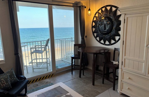 Lenox Park Apartment | Cozy Studio oceanfront condo in Daytona Beach. Beautiful sunrise every day