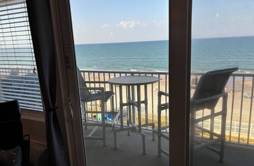 Lenox Park Apartment | Cozy Studio oceanfront condo in Daytona Beach. Beautiful sunrise every day