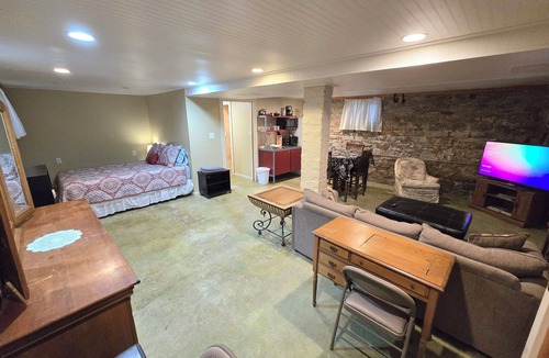 Milwaukee Apartment | Cozy studio on the Fashionable East Side of Milwaukee