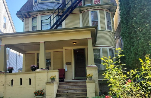 Milwaukee Apartment | Cozy studio on the Fashionable East Side of Milwaukee