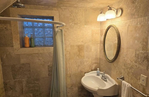 Milwaukee Apartment | Cozy studio on the Fashionable East Side of Milwaukee