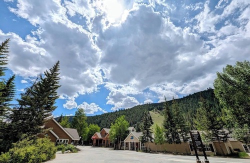 Mountain House Condo | Cozy Studio, Perfect for A Summer Getaway!