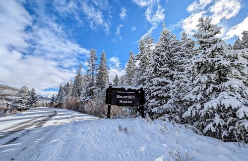 Mountain House Condo | Cozy Studio, Perfect for A Summer Getaway!