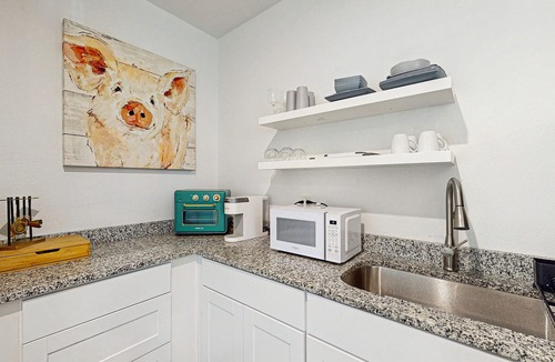 Goose Creek House | Cozy Studio: Pet Friendly in Resort with a Shared Hot Tub