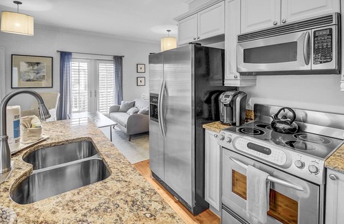 Rosemary Beach Apartment | Cozy Studio-Private Balcony-Resort Pool-Beach Access-Bikes-Backpack Beach Chairs
