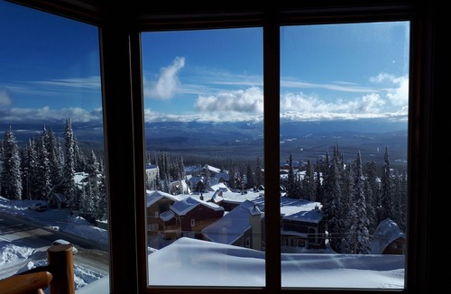 Big White Ski Resort Apartment | Cozy Studio Retreat, true ski in ski out