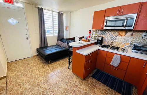 Bucana Apartment | Cozy Studio Retreat with Private Parking and FREE Laundry