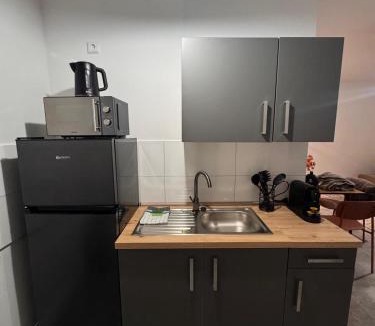 Steglitz Apartment | Cozy Studio Steglitz Sleeps 4 Near center