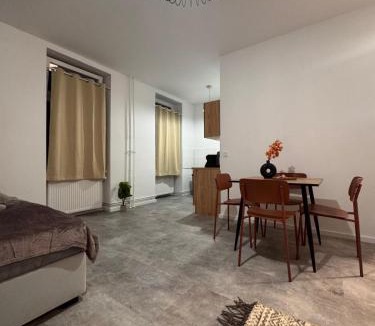 Steglitz Apartment | Cozy Studio Steglitz Sleeps 4 Near center