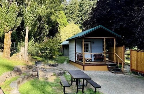 Idleyld Park Cabin | Cozy Studio-Style Cabin for a Glamping Getaway in Clearwater, Oregon