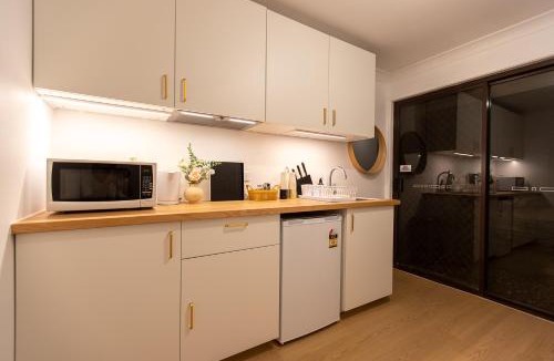 Mackenzie House | Cozy Studio Suite in House - Private Kitchen Bath