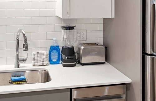 River North House | Cozy Studio Suite, Steps from River North & Shops