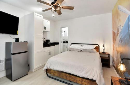 Daytona Beach Shores Hotel | Cozy Studio Suite Near Beach w Kitchenette #3