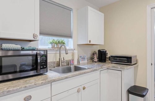 Jacksonville Beach Apartment | Cozy Studio Escape at Gem 2, 4 blks to beach, convenient location to Jax Beach Fun!