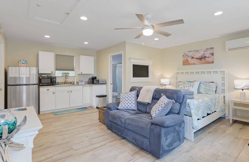 Jacksonville Beach Apartment | Cozy Studio Escape at Gem 2, 4 blks to beach, convenient location to Jax Beach Fun!