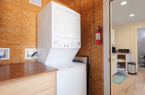 Jacksonville Beach Apartment | Cozy Studio Escape at Gem 2, 4 blks to beach, convenient location to Jax Beach Fun!