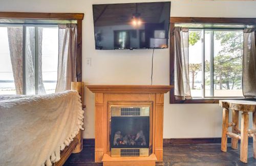 Stone Lake Apartment | Cozy Studio w/Community Docks in Stone Lake!