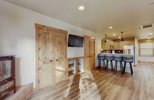 Ronald Apartment | Cozy studio w/fully stocked kitchen, wifi & great location