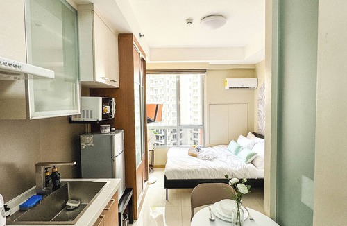 Barangka Ilaya Apartment | Cozy Studio with AC, WiFi, Netflix, & Disney+ in Mandaluyong near BGC