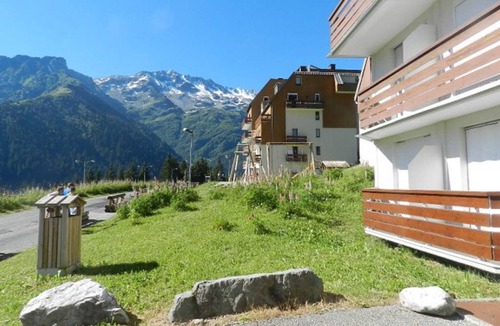 Le Pleynet Apartment | Cozy Studio with Balcony, Near Slopes and Shops, Ski-in/Ski-out Access