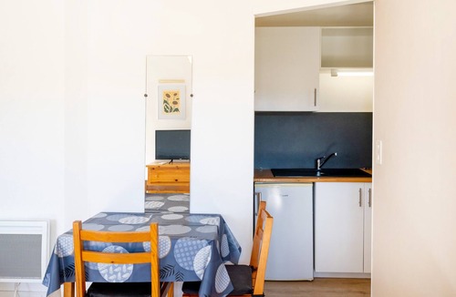 Barbotan-les-Thermes Apartment | Cozy Studio with Private Terrace, Air Conditioning & Pool Table – Cazaubon