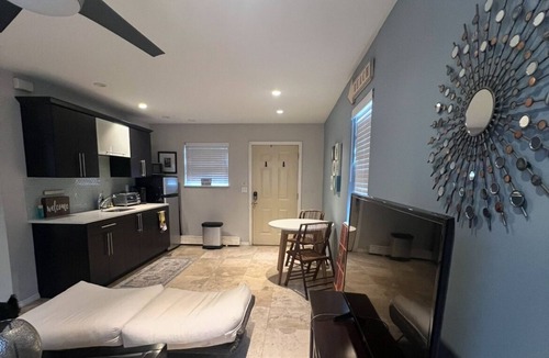 Long Beach Apartment | Cozy studio with WiFi and AC in the fabulous west end of Long Beach New York