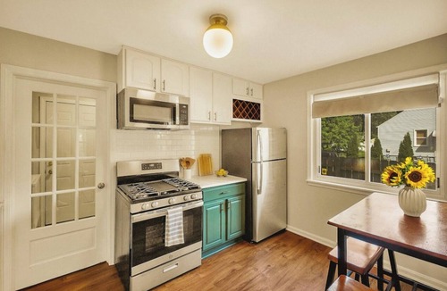 Ferndale House | Cozy- Stylish 2 bd with fenced in back yard w/ Firepit