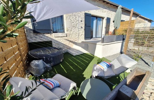 Cuneges House | Cozy Suite with Private Lounge, Kitchenette & Jacuzzi