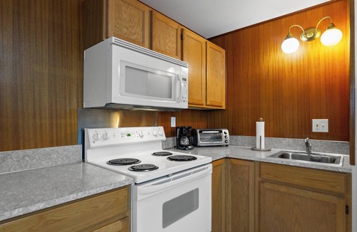 Friendly Apartment | Cozy Sunflower Studio: 1 bedroom retreat, 7 min to UO & 4 min to downtown Eugene.