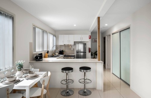 Sunnybank Apartment | Cozy Sunnybank 1BR | AC & Workspace | 3144D1